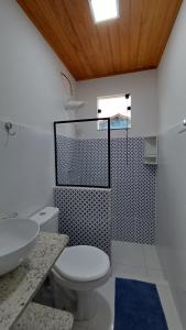 un bagno con un water e un lavandino di Chalé Família Canto da Graúna a Ibicoara