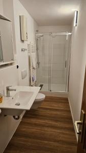 Phòng tắm tại Gemütliche Ferienwohnung in Ziegenhain