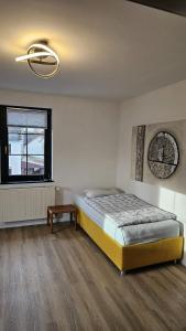 Giường trong phòng chung tại Gemütliche Ferienwohnung in Ziegenhain