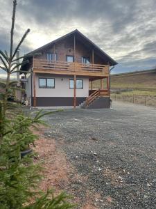 una casa con portico e vialetto di Casa Diana a Huedin