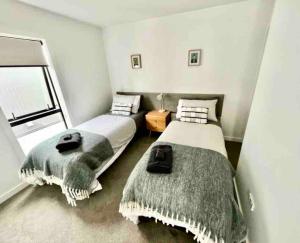 En eller flere senge i et værelse på Wanaka Town House - Single Malt