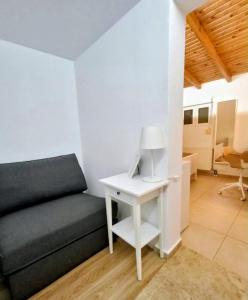 een kamer met een bed, een tafel en een bureau bij Baulus Yard Luxury I in Heraklion