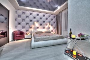 sypialnia z dużym łóżkiem z fioletowym zagłówkiem w obiekcie Alex Hotel na Kosygina w Petersburgu