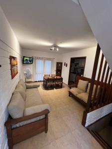 een woonkamer met een bank en een tafel bij Duplex 5 personas pinamar centro in Pinamar