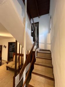 een trap naar een woonkamer met een bank bij Duplex 5 personas pinamar centro in Pinamar