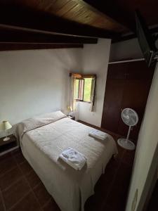 een slaapkamer met een bed, een raam en een ventilator bij Duplex 5 personas pinamar centro in Pinamar