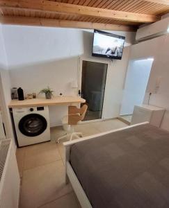 een kamer met een bed en een tv aan de muur bij Baulus Yard Luxury I in Heraklion