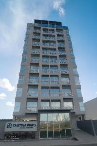 een hoog gebouw met een bord ervoor bij Apto elegante no Catolé 406 in Campina Grande