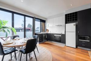 Una cocina y un comedor con mesa y sillas. en Moments to Sand on Bear, en Mordialloc 11 fotos más