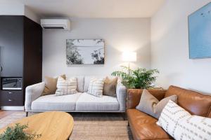 una sala de estar con un sofá y una mesa en Moments to Sand on Bear, en Mordialloc