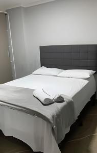 En eller flere senge i et værelse på Apto elegante no Catolé 603