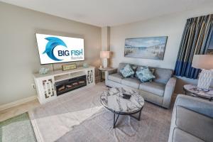 een woonkamer met een bank en een tv bij Sea Pointe 2BR Condo Oceanview, Views, Large Condo in Myrtle Beach