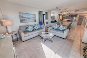 een woonkamer met twee banken en een tafel bij Sea Pointe 2BR Condo Oceanview, Views, Large Condo in Myrtle Beach
