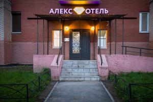 budynek z drzwiami i schodami z przodu w obiekcie Alex Hotel na Kosygina w Petersburgu