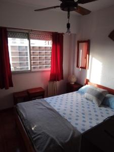 En eller flere senge i et værelse på Departamento amueblado en pleno centro San Bernardo