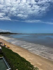 een uitzicht op een strand onder een bewolkte hemel bij Maraga Bento in Maragogi