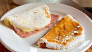 een witte plaat met twee stukken voedsel erop bij Maraga Bento in Maragogi