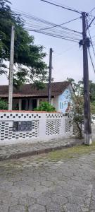 una staccionata bianca davanti a una casa di Descanso merecido a Morretes