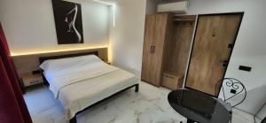 En eller flere senge i et værelse på Afina center apartment