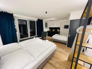 een slaapkamer met een wit bed en een ladder bij Milano Apartment in Hamburg