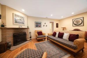 ein Wohnzimmer mit Sofa und Kamin in der Unterkunft Pool Oasis Central Villa in Grossmont