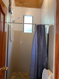 eine Dusche mit einem blauen Duschvorhang im Bad in der Unterkunft Eco Terra Lodge in Santa María