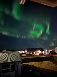 une image de l'aurore du ciel sur un parking dans l'établissement Travelers Studio, à Njarðvík
