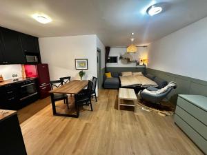 une chambre avec un lit et une table et une cuisine dans l'établissement Travelers Studio, à Njarðvík