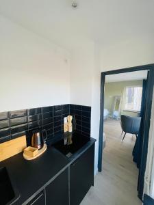 een badkamer met een zwart aanrecht en een wastafel bij Milano Apartment in Hamburg