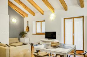 Un televizor și/sau centru de divertisment la Windshouse Apartments