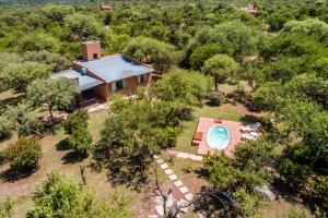 Luftaufnahme eines Hauses mit Swimmingpool in der Unterkunft Kinien Suites de Montaña in Las Calles + 13 Fotos