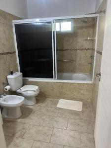 ein Badezimmer mit Toilette, Badewanne und Waschbecken in der Unterkunft Kinien Suites de Montaña in Las Calles