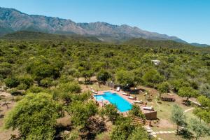 eine Luftaufnahme eines Resorts mit Swimmingpool und Bergen in der Unterkunft Kinien Suites de Montaña in Las Calles