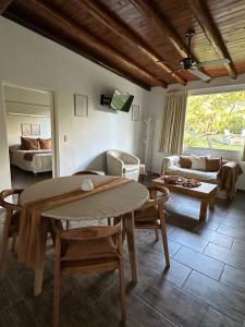 ein Wohnzimmer mit einem Tisch und einem Sofa in der Unterkunft Kinien Suites de Montaña in Las Calles