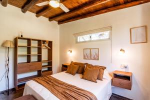 ein Schlafzimmer mit einem großen Bett und einer Holzdecke in der Unterkunft Kinien Suites de Montaña in Las Calles