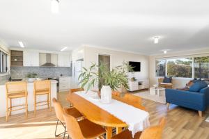 Kuchyň nebo kuchyňský kout v ubytování Absolute Birubi Beachfront - Luxury Ocean-View Escape