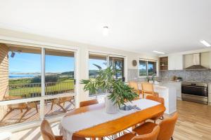 Kuchyň nebo kuchyňský kout v ubytování Absolute Birubi Beachfront - Luxury Ocean-View Escape + 17 fotografií