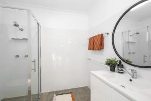 Koupelna v ubytování Absolute Birubi Beachfront - Luxury Ocean-View Escape