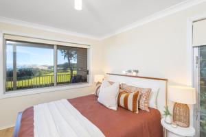 Postel nebo postele na pokoji v ubytování Absolute Birubi Beachfront - Luxury Ocean-View Escape