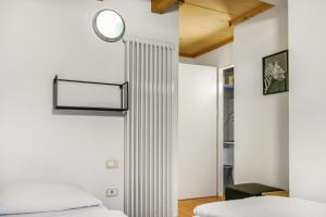 Un pat sau paturi într-o cameră la Windshouse Apartments