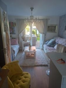 Χώρος καθιστικού στο Little town house