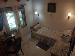 un soggiorno con un divano e un tavolo di Cabañas Yacoana a Valle Hermoso Altre 4 foto