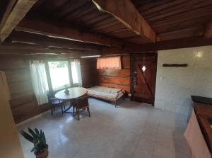 un soggiorno con un tavolo e un divano di Cabañas Yacoana a Valle Hermoso