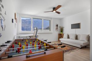 ein Wohnzimmer mit einem großen Tischfußballtisch in der Unterkunft Saillon, maison 5 pers - Terrasse - Parking privé in Saillon