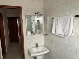 Et badeværelse på Appartement 1 chambre a Bacongo + 3 billeder