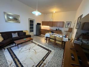 ein Wohnzimmer mit Sofa und Tisch in der Unterkunft La Grande Casa di Malpensa - casa vacanze in Gallarate