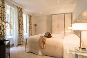 En eller flere senge i et værelse på Hotel Le Place d'Armes - Relais & Châteaux