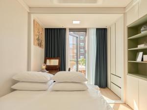 En eller flere senge i et værelse på Seoul COMOCASA Fully Furnished Studio