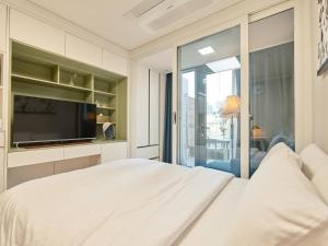 En eller flere senge i et værelse på Seoul COMOCASA Fully Furnished Studio