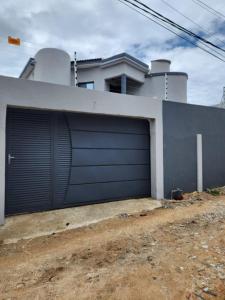 een garagedeur voor een huis bij Villa Amani in Somone